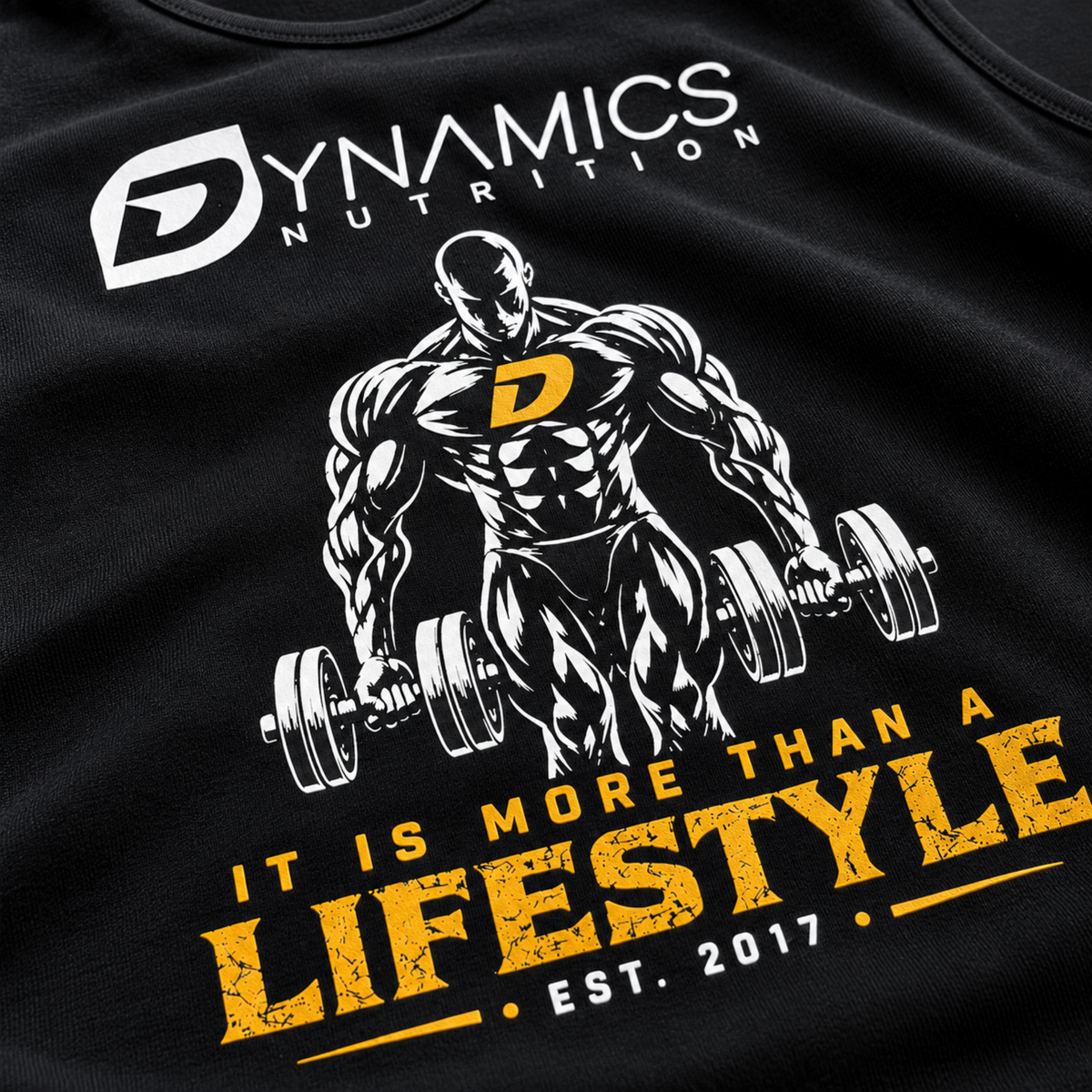 Dynamics Stringer Tanktop Black/Gold – Detailaufnahme des weiß-goldenen Frontprints